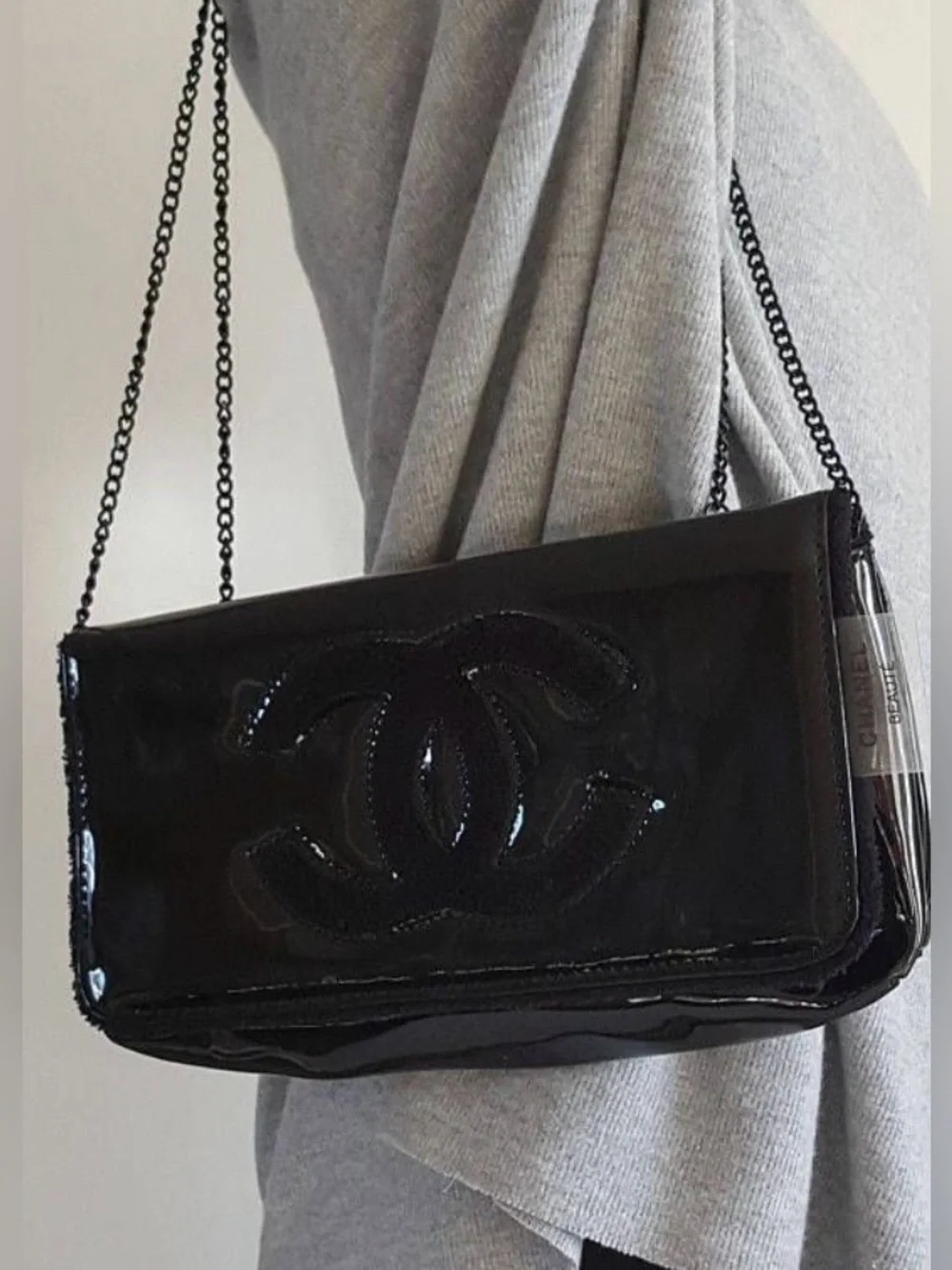NEW CHANEL BEAUTE NOVELTY BAG BLACK FAUX PATENT LEATHER CLUTCH/WALLET ON CHAIN - Picture 1 of 17